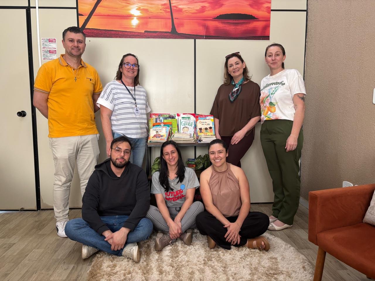 Unisep entrega livros arrecadados em campanha para escola municipal de Francisco Beltrão